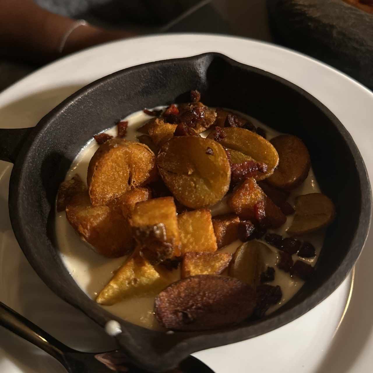PAPINES Y CHORIZO TABLEÑO GRATINADOS CON QUESO GRUYERE