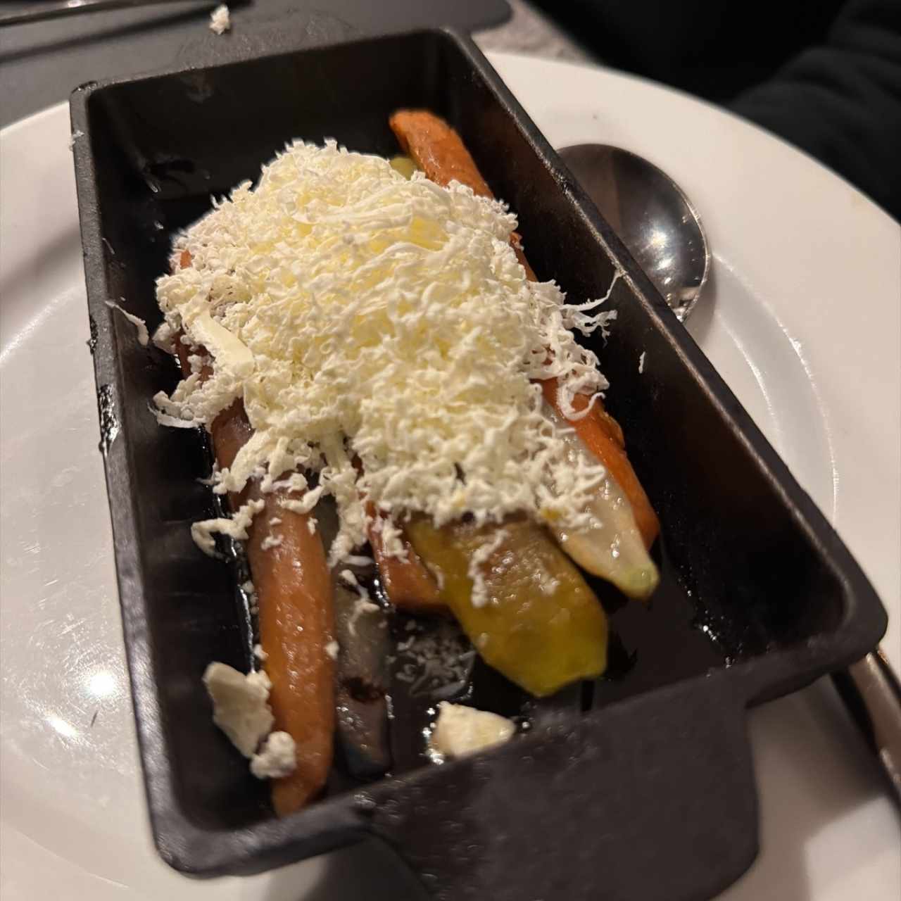 ZANAHORIAS DE COLORES A LA BRASA CON QUESO FETA Y MIEL