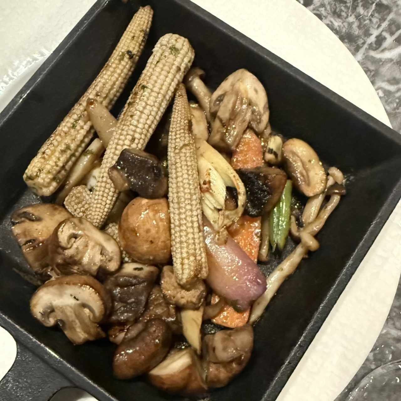VEGETALES DEL HUERTO A LAS BRASAS EN MANTEQUILLA DE HIERBAS