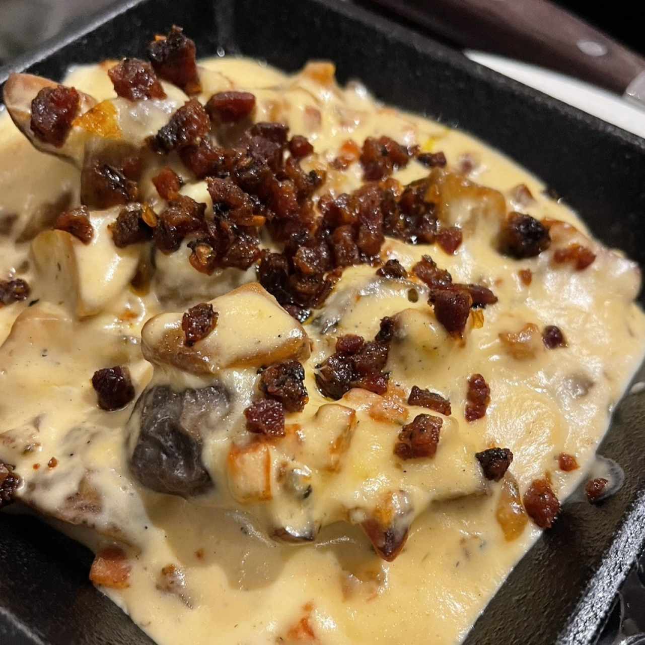 PAPINES Y CHORIZO TABLEÑO GRATINADOS CON QUESO GRUYERE