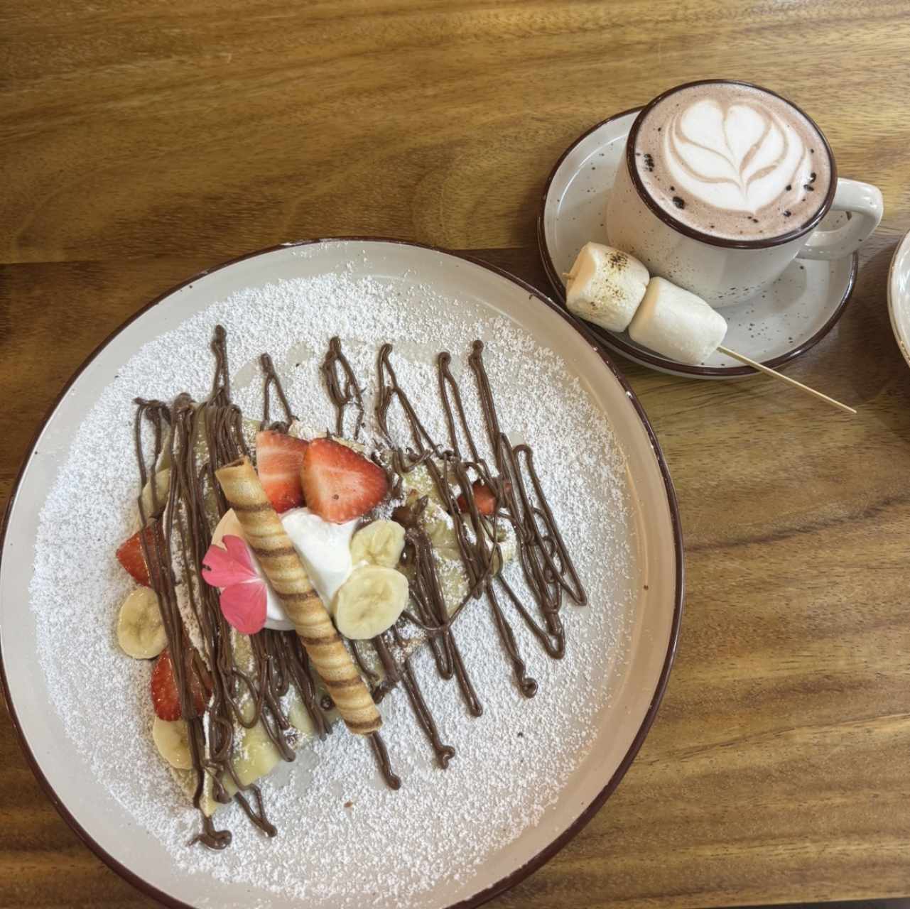 Crepa de Fresa y Banana con Nutella y chocolate caliente 