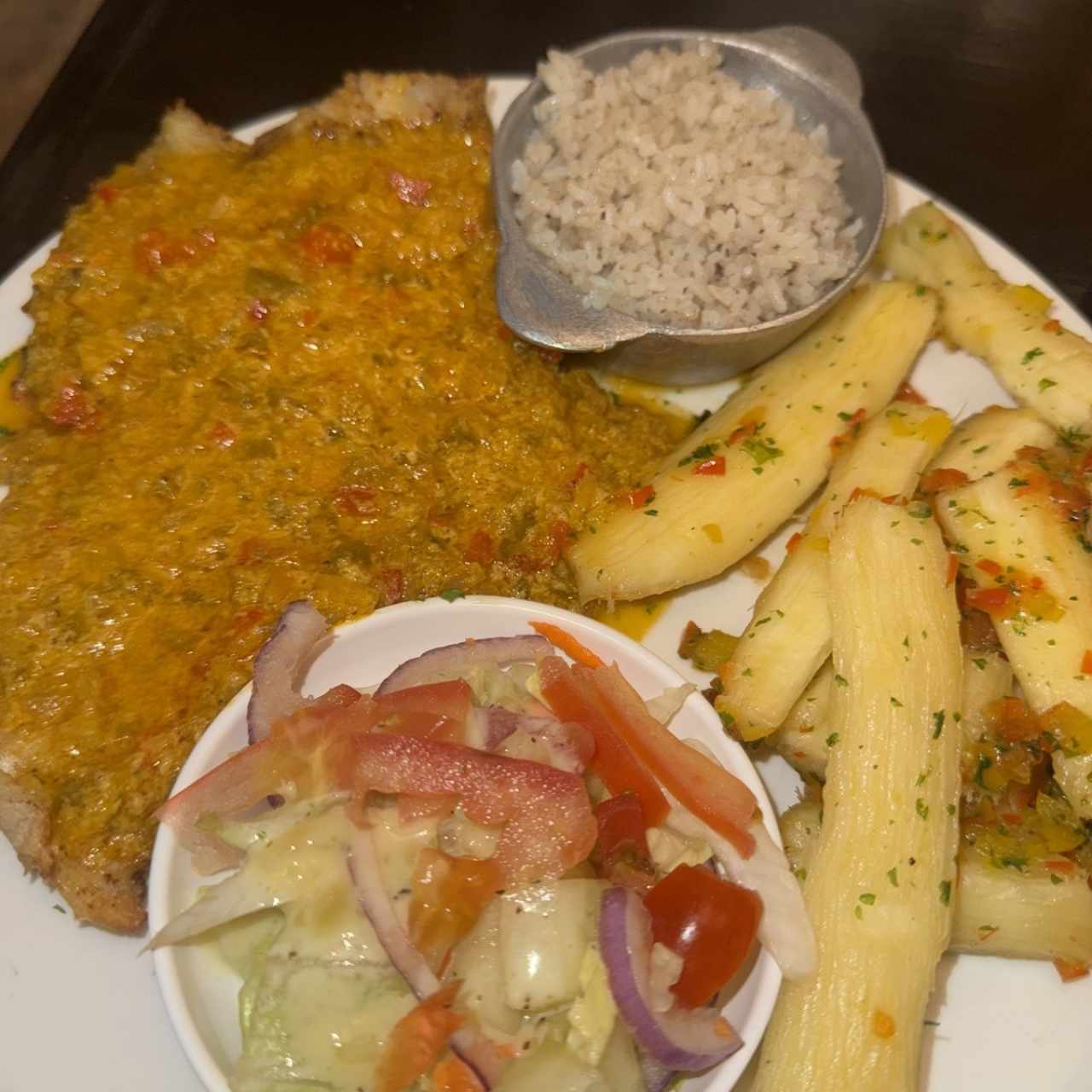 Filete de corvina al ajillo carne n yuca