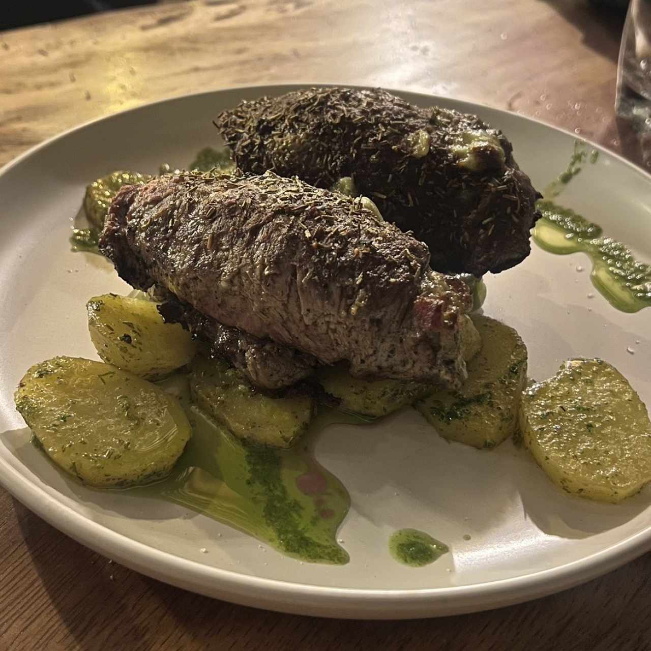 Filete de res relleno, acompañado de papas salteadas