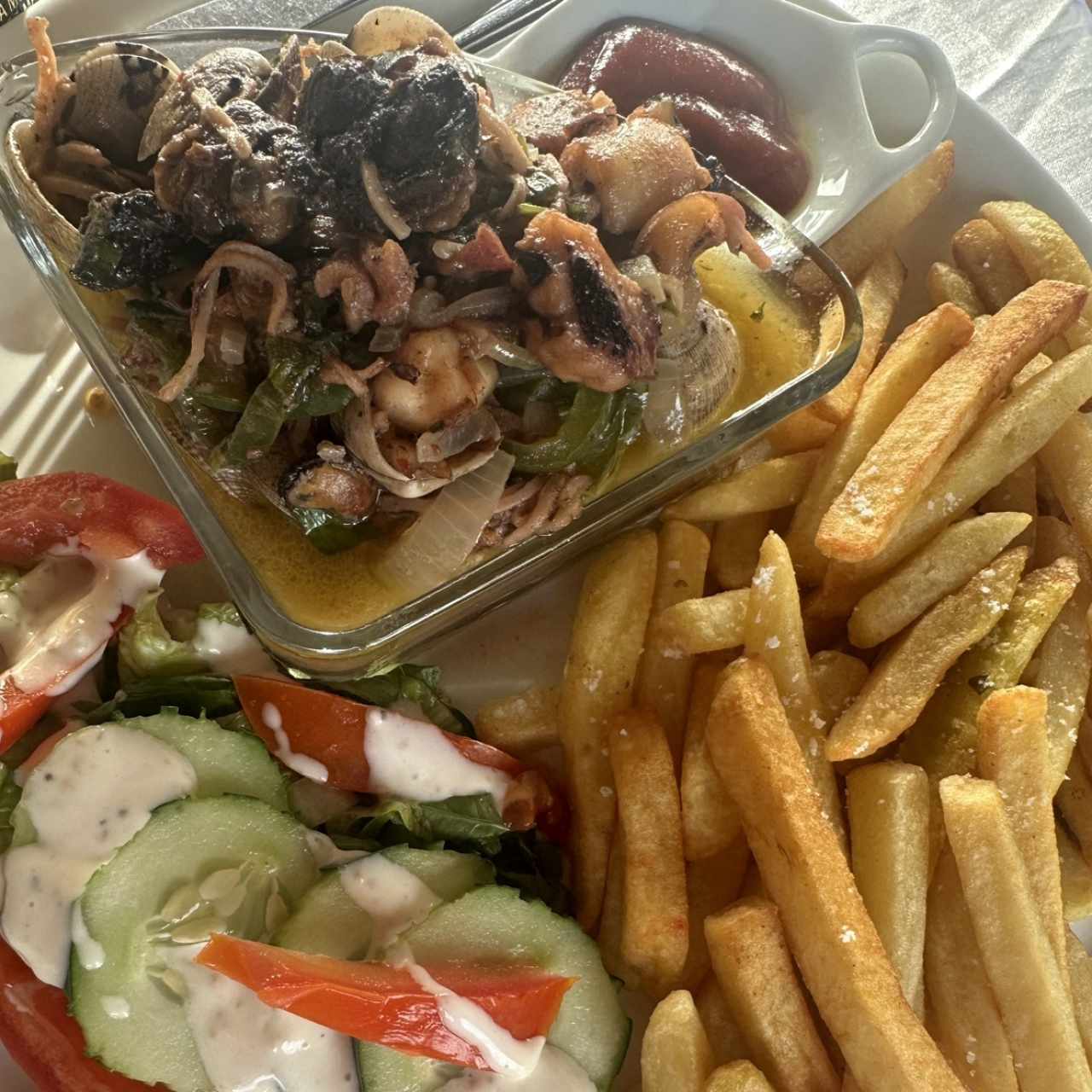 Mixto de mariscos con papas 