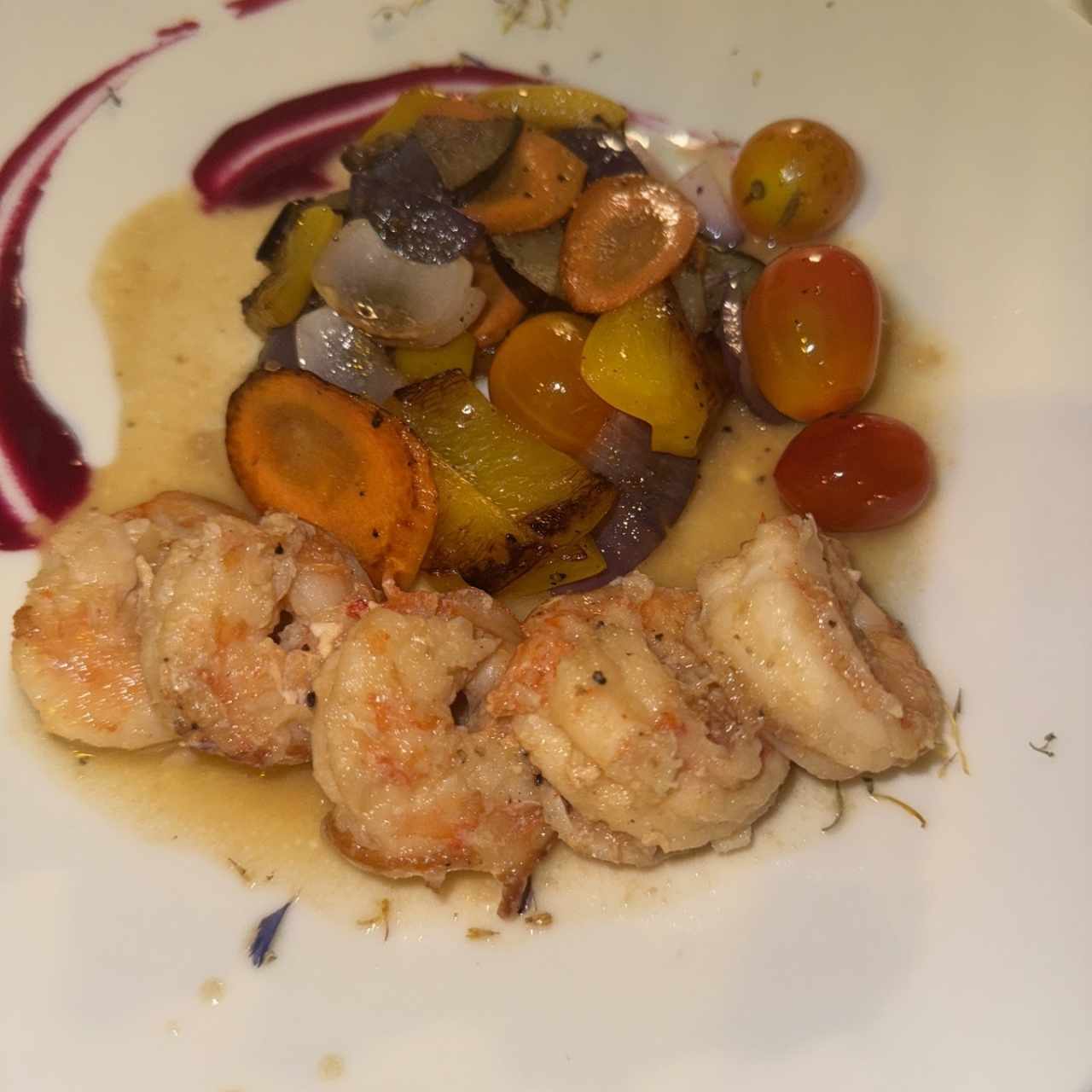 Langostinos con vegetales salteados 
