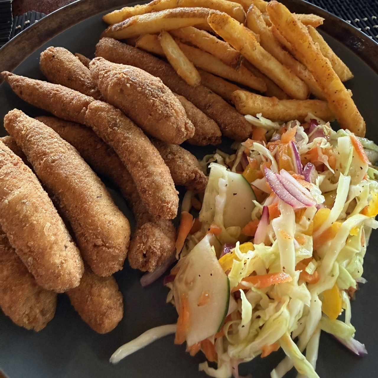 Deditos de pescado con papas y ensalada 
