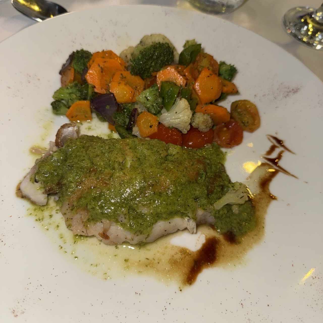 Mero en salsa verde con vegetales 