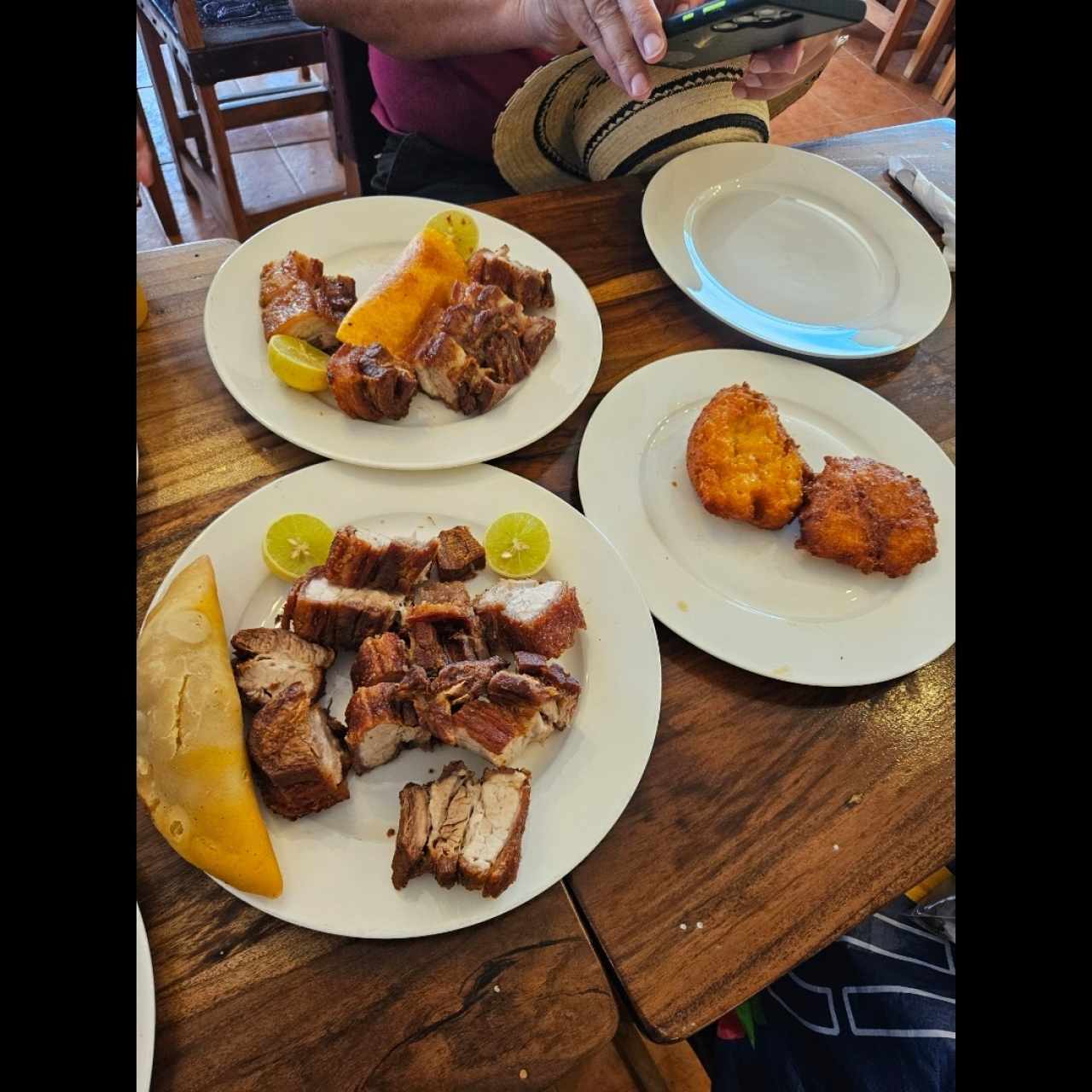 Chicharrones, torrejita de maiz nuevo, empanada de lechón 