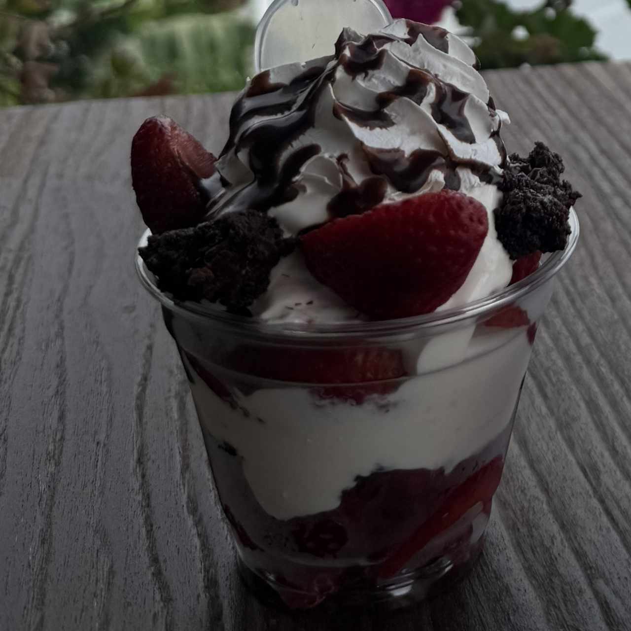 Fresas com crema y brownie 