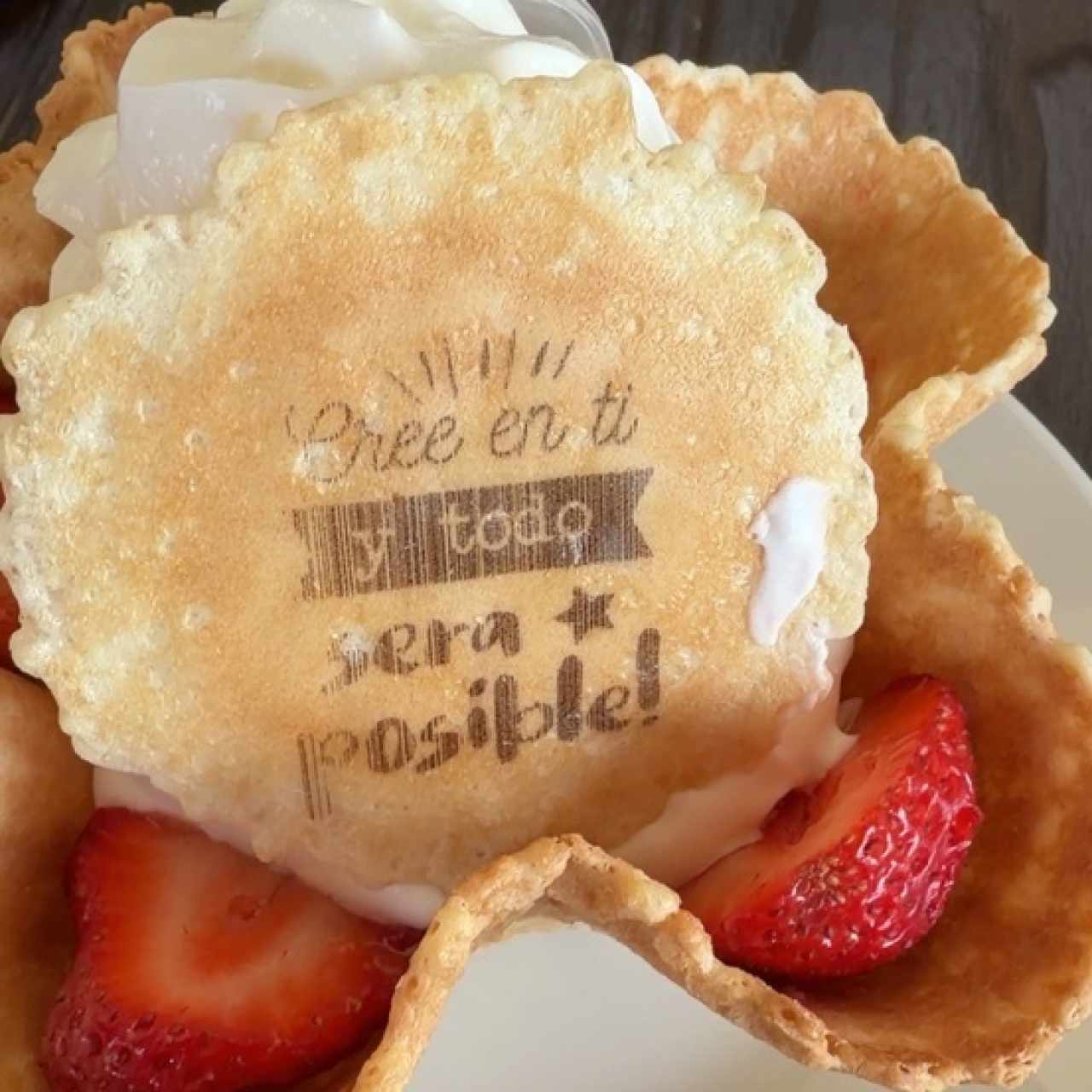 Canasta de fresas con crema
