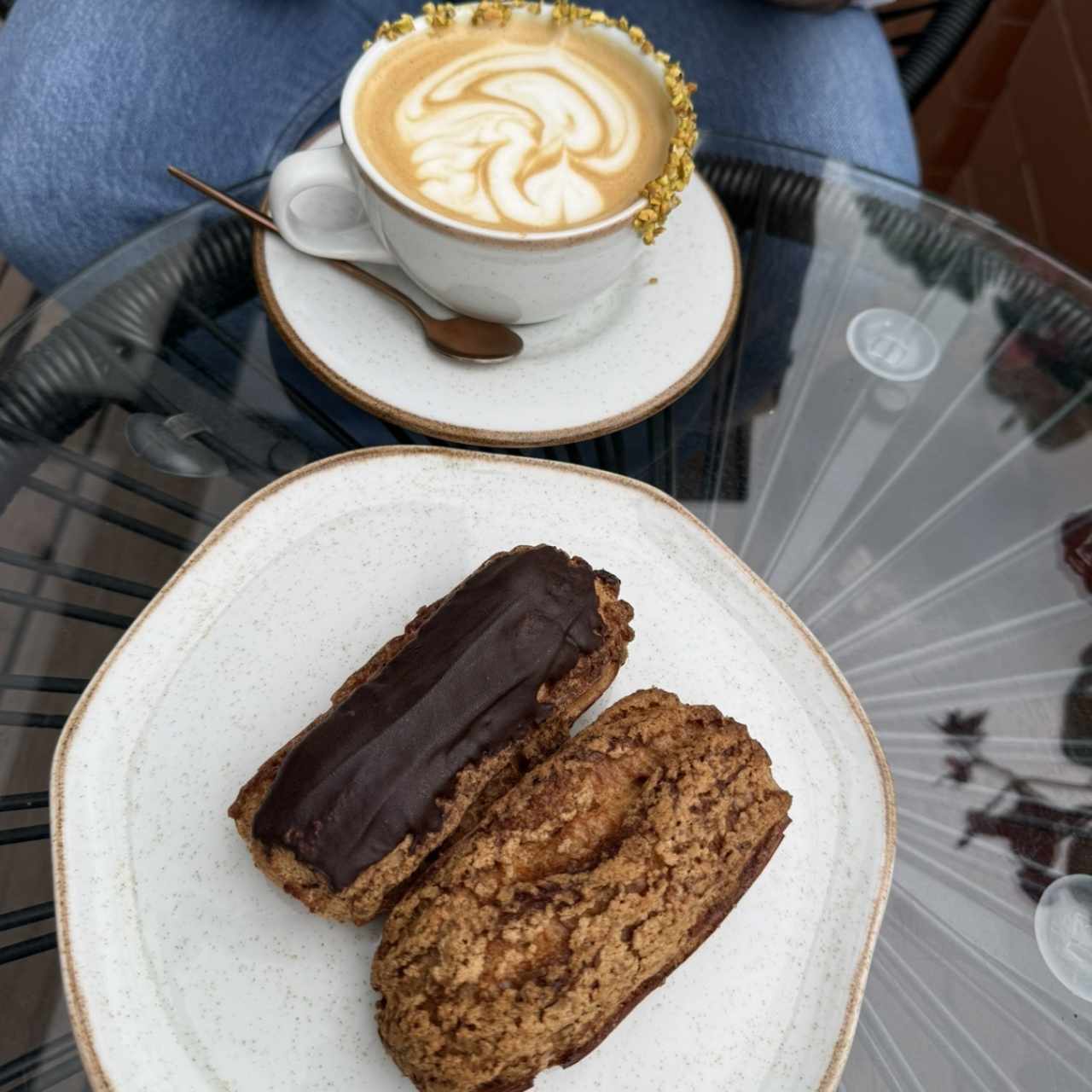 Pistachino y ecclair de chocolate y vainilla