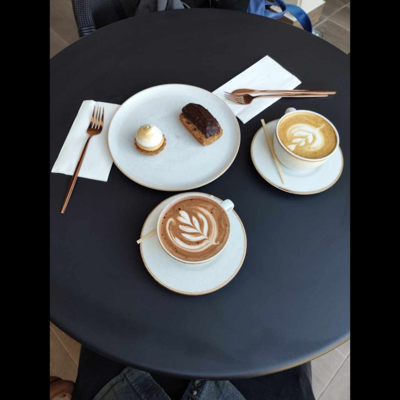 cappuccino, mocaccino, eclaire de chocolate y mini pie de limón 