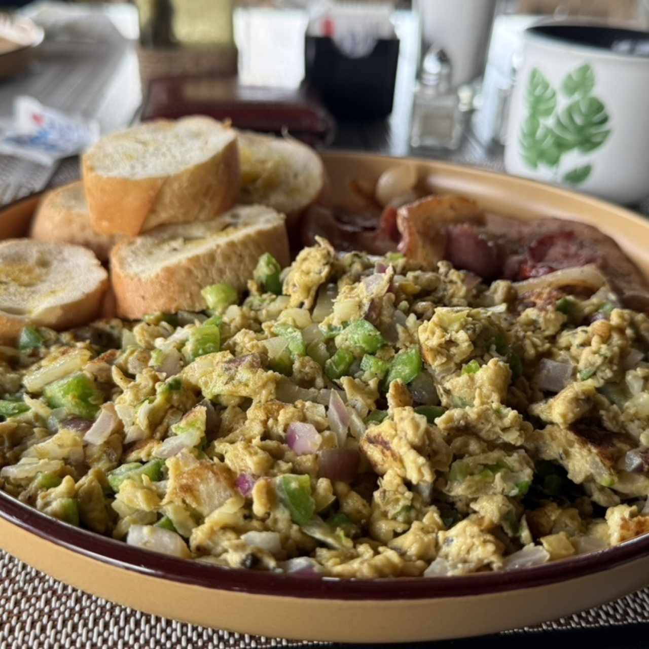 Huevos revuelto con vegetales😋