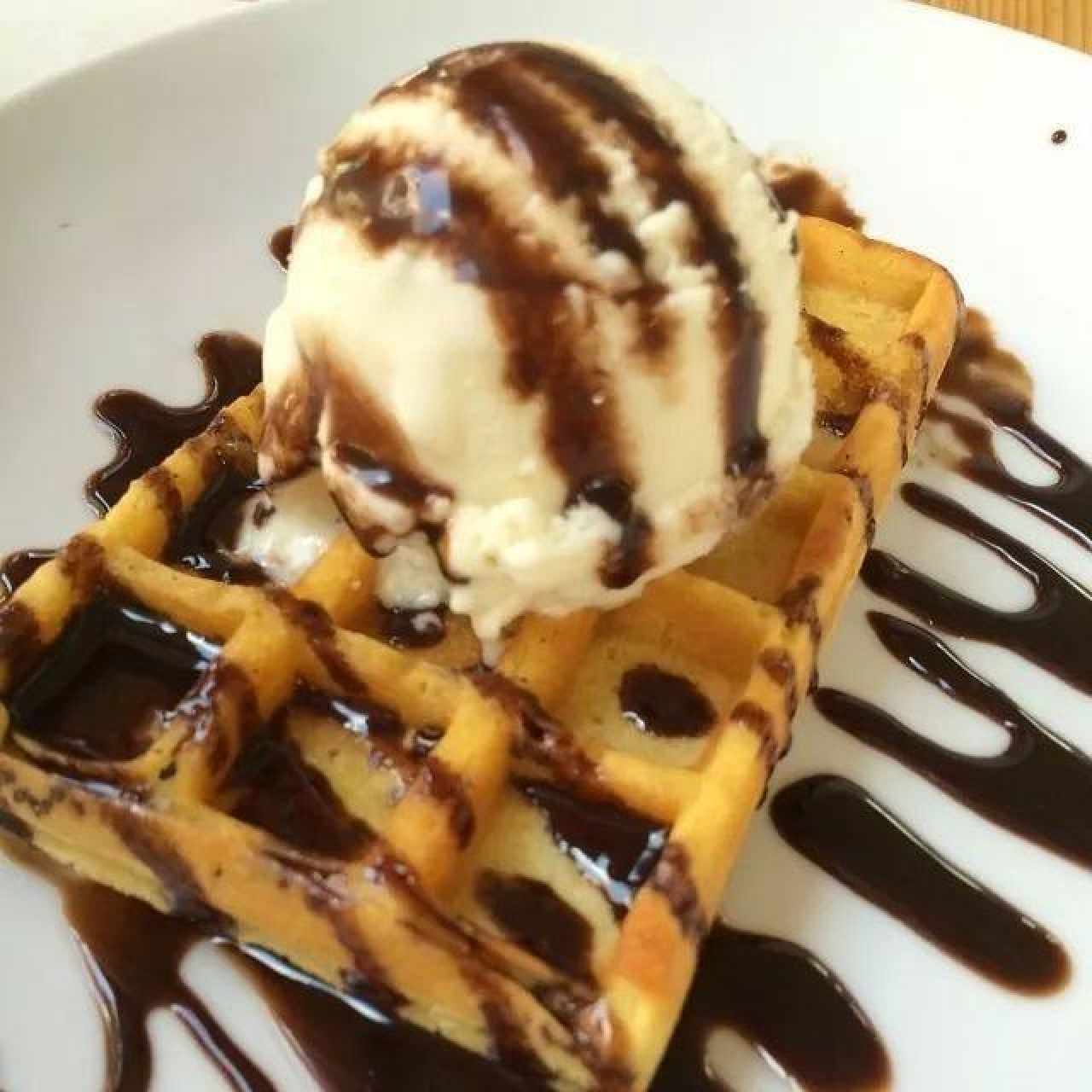 Waffle con Helado