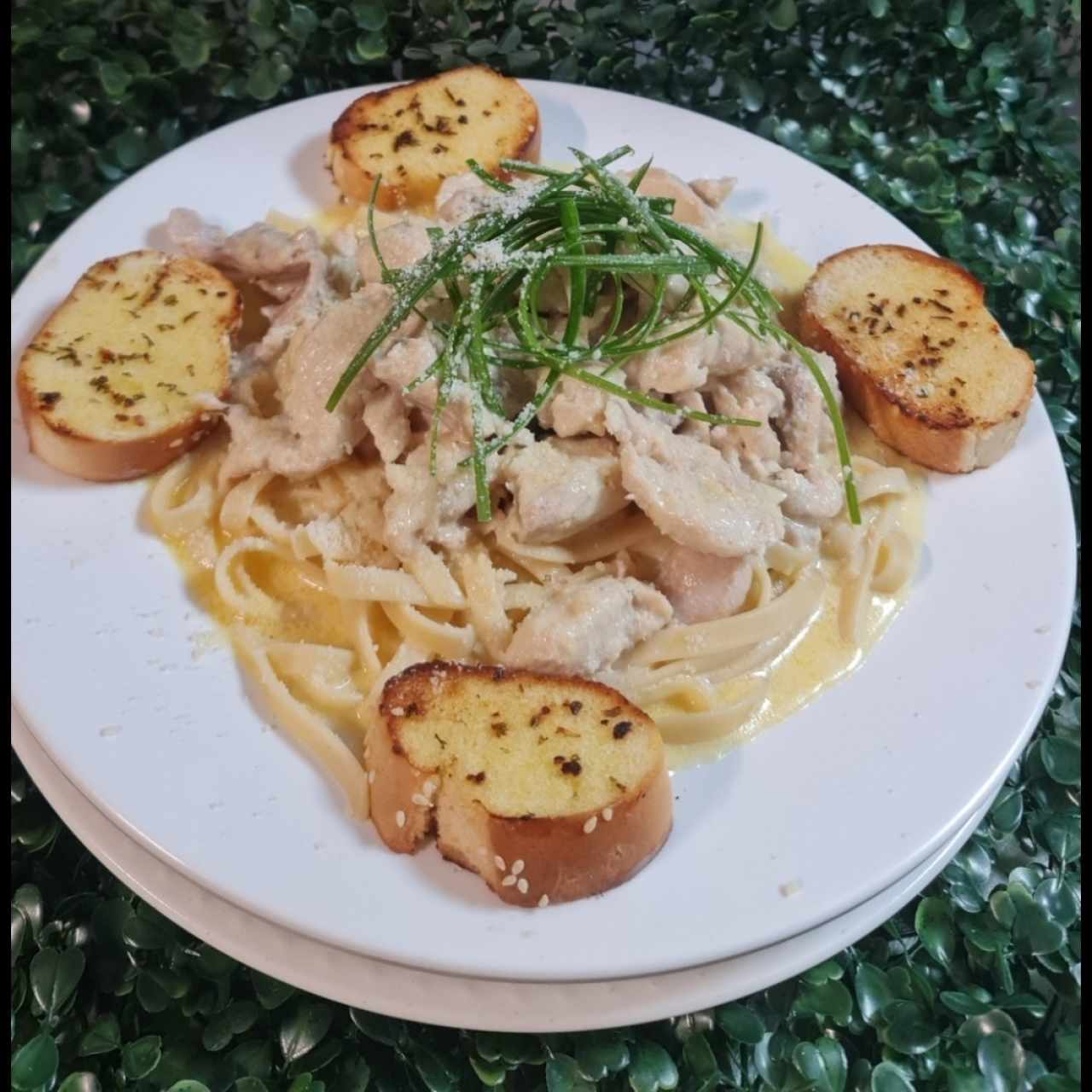 Fetuccini con pollo en salsa Blanca