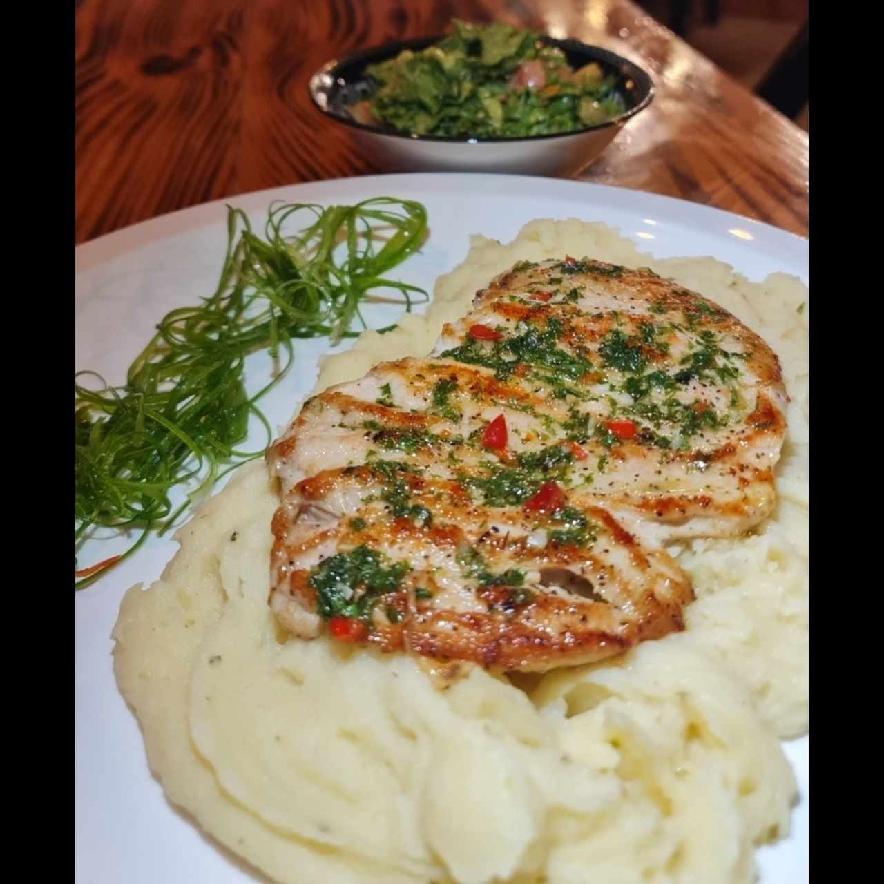 Pollo a la plancha sobre cama de pure