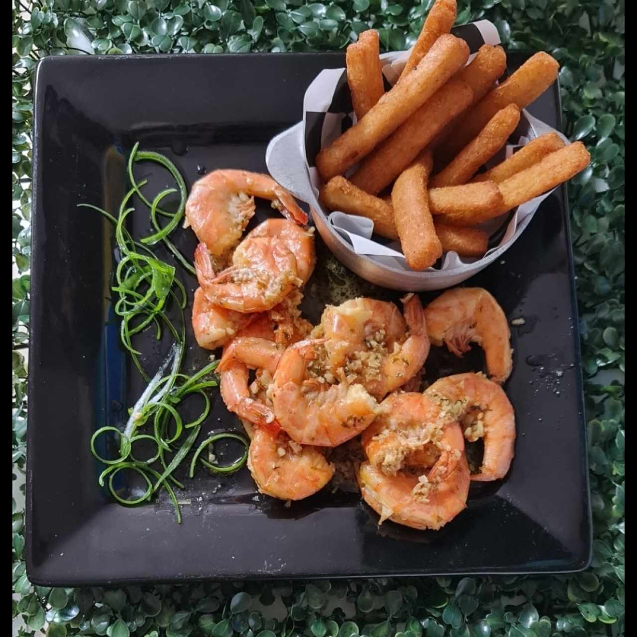 camarón al ajillo con Papas