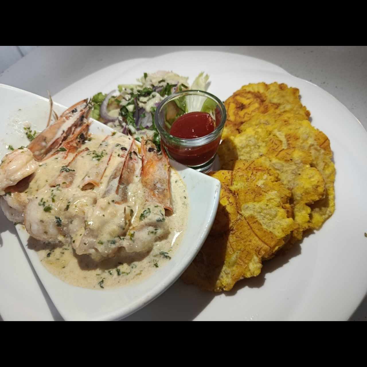 Camarones en Salsa Blanca con Patacones