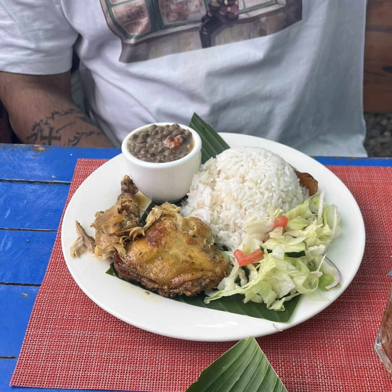Pollo Asado con sazón interiorana y sus acompañamientos.