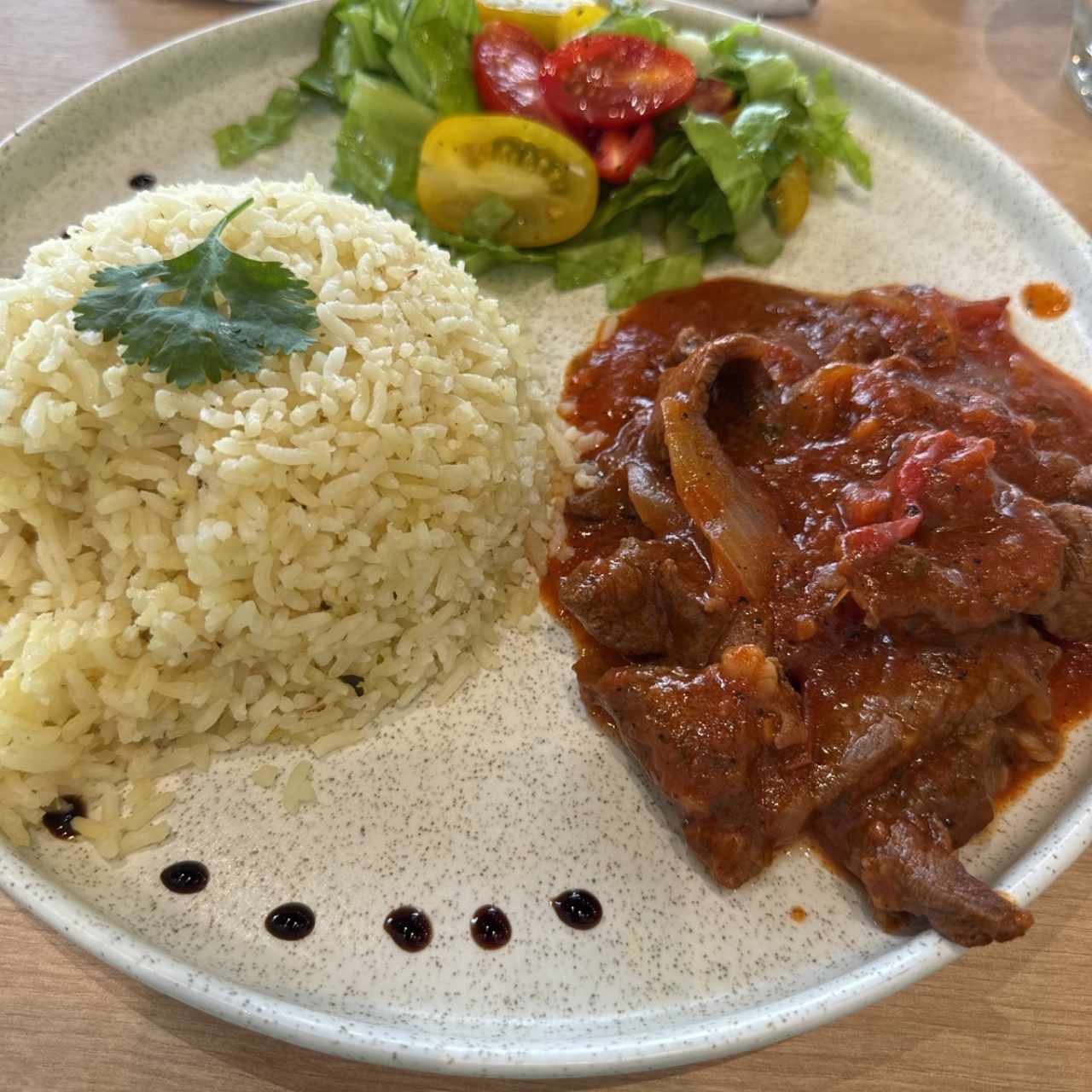 Bistec Picado con arroz y ensalada 
