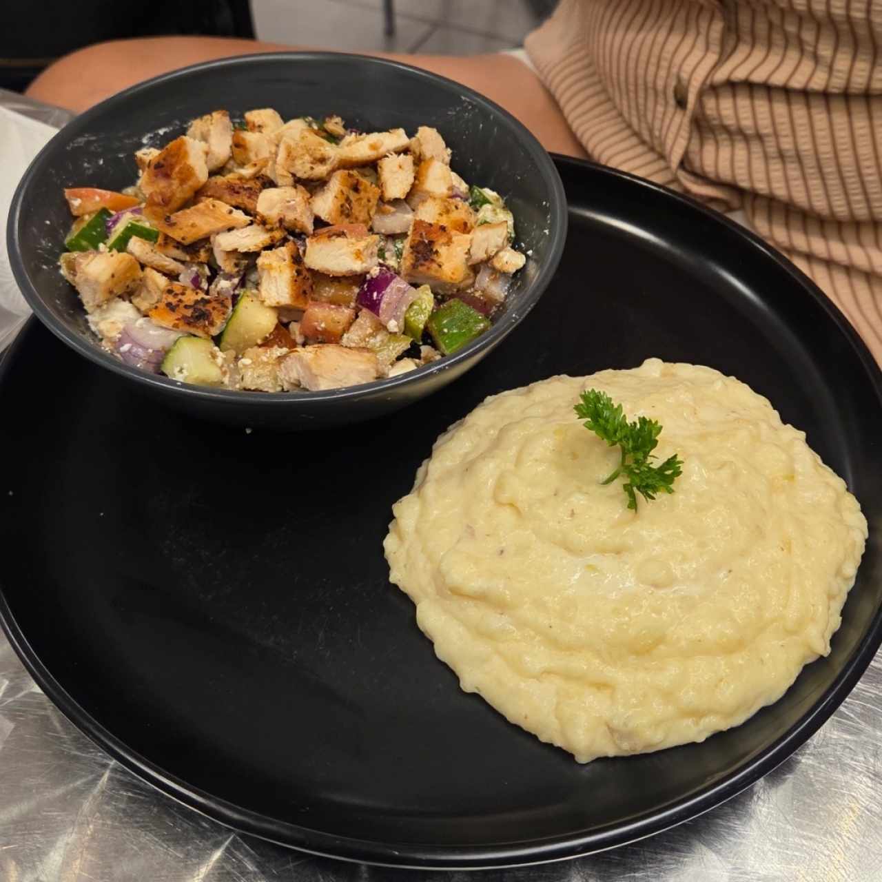 ensalada griega con pollo y Puré 