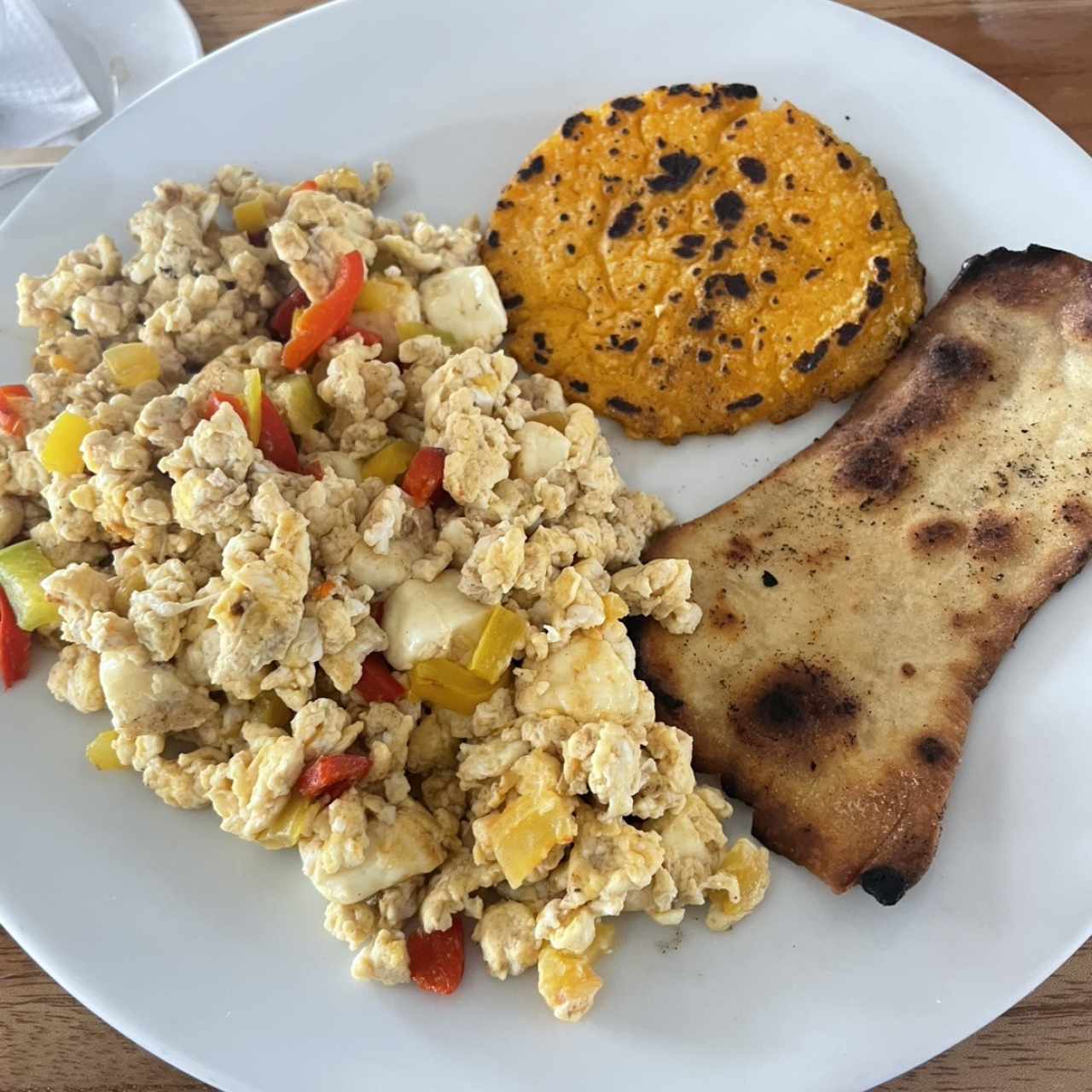 Huevos con tortilla y hojalda asada