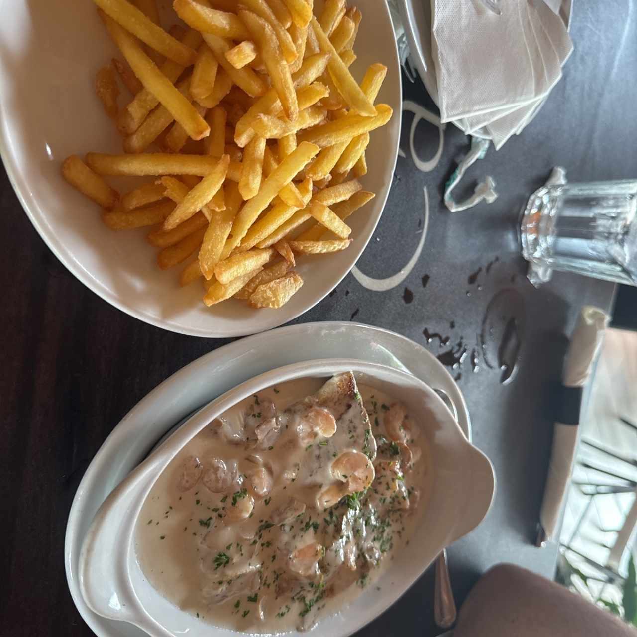 Corvina en salsa Blanca con Camarones y champiñones