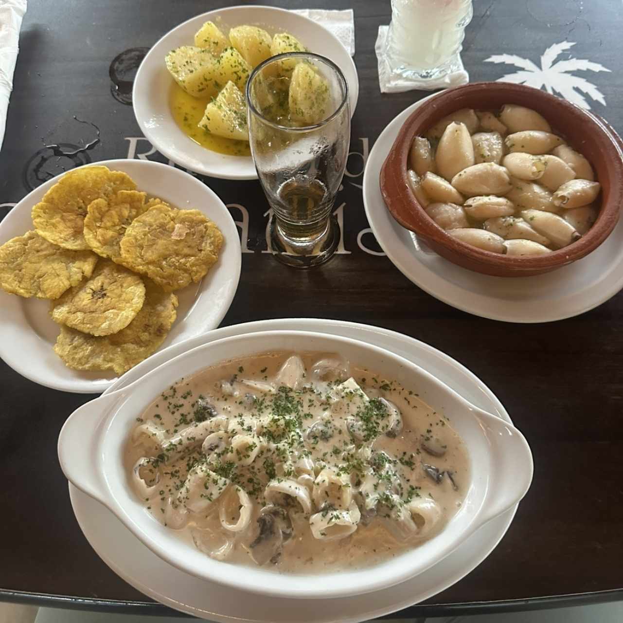 Corvina en salsa blanca con championes y calamares, calamares al ajillo
