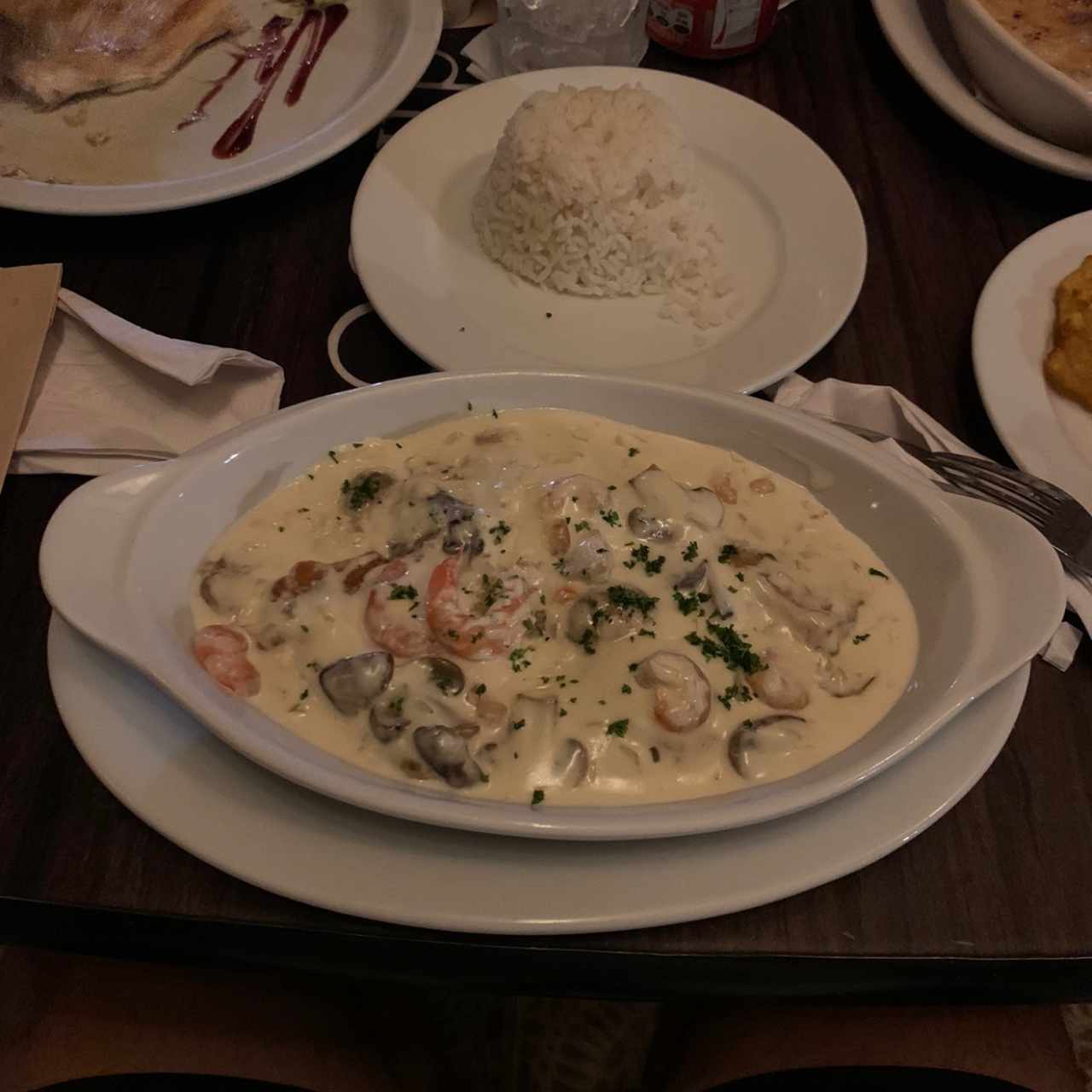 Corvima con camaronws y champiñones en salsa blanca 