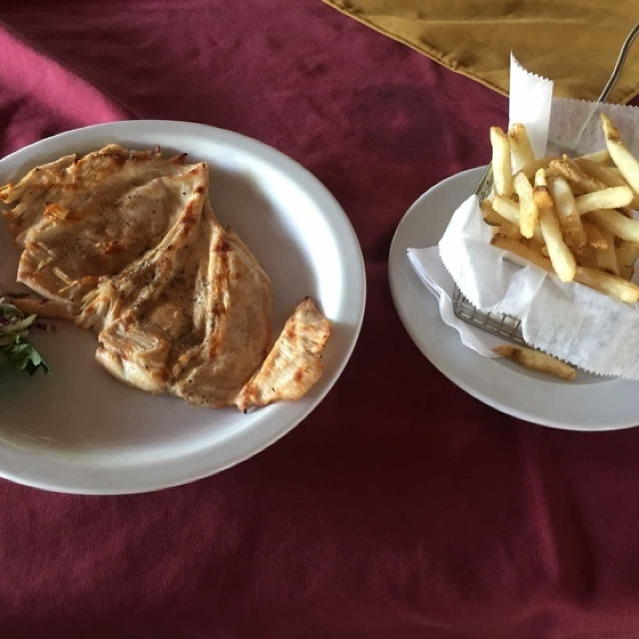 Pollo a la plancha con papas fritas 