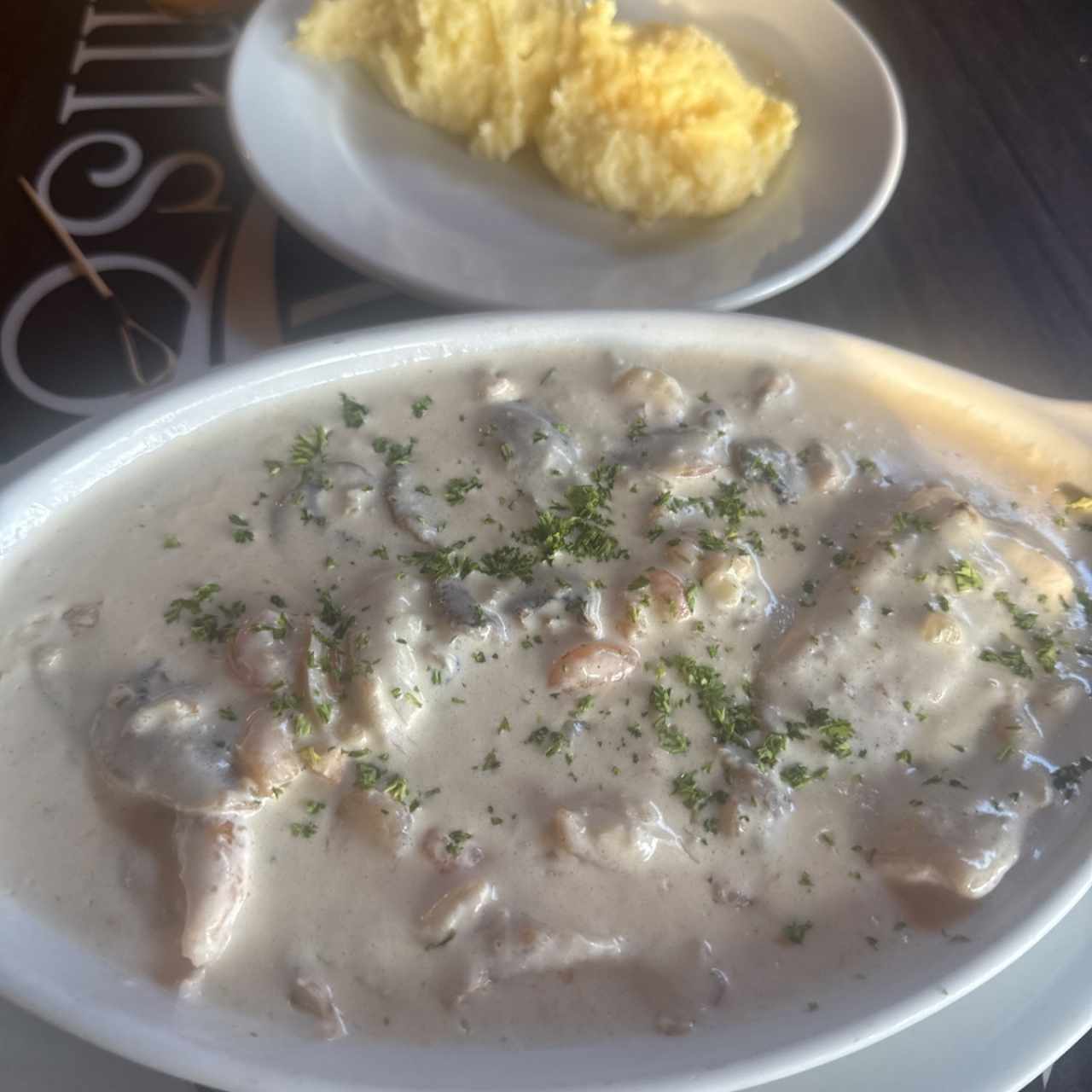 Corvina en salsa Blanca con Camarones y champiñones