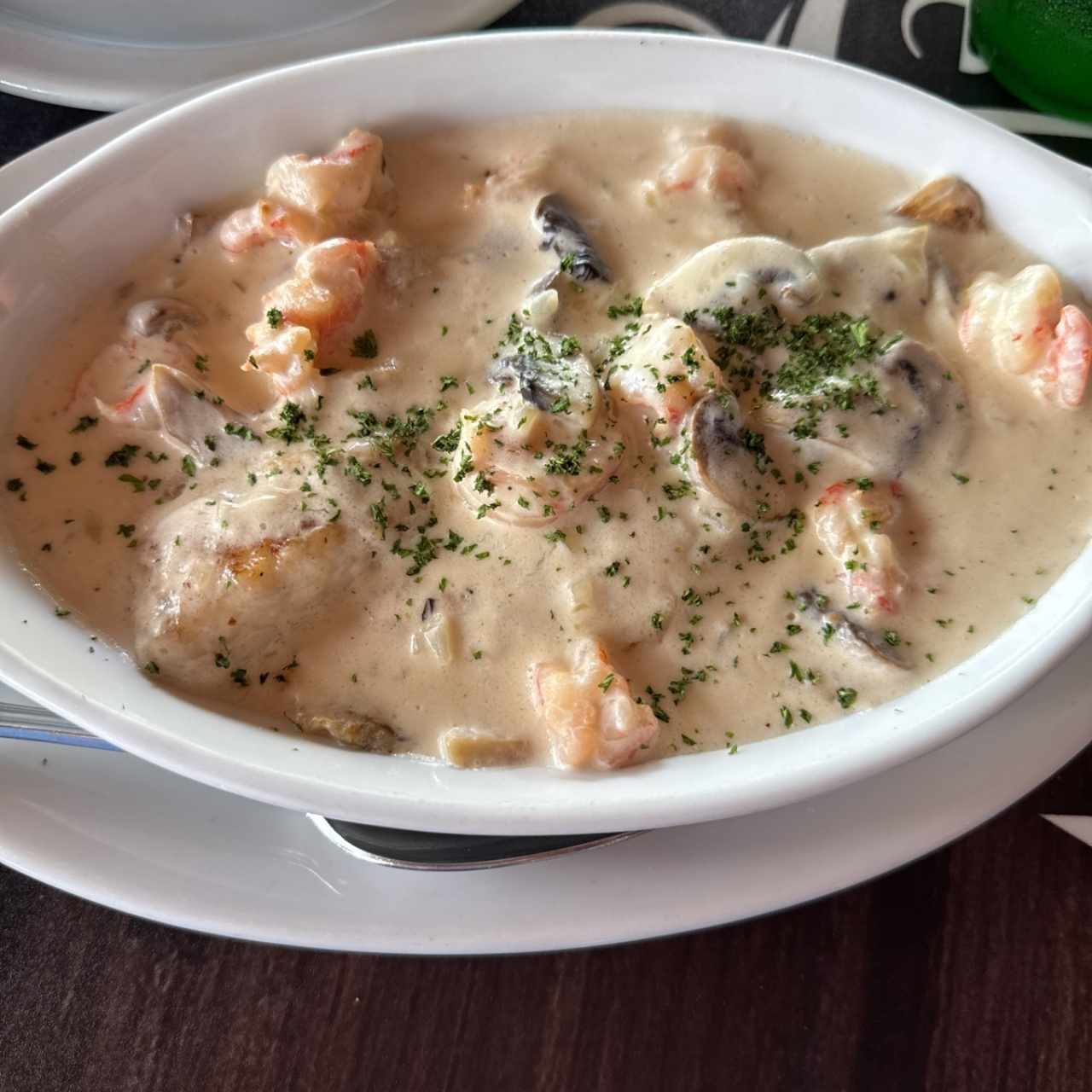 Corvina en salsa Blanca con Camarones y champiñones
