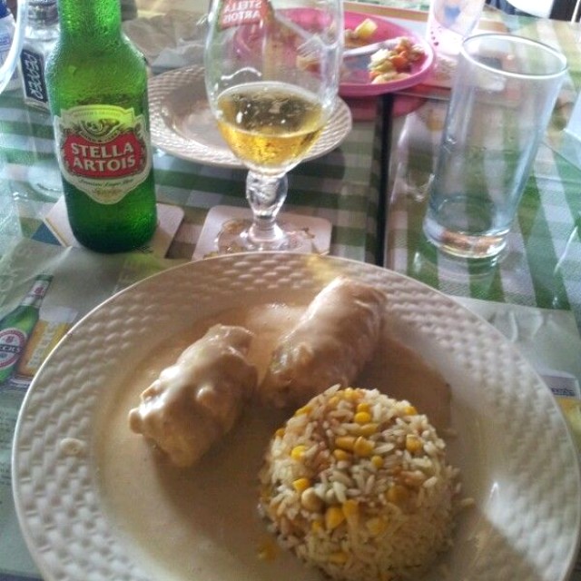 Especialidad del cheff: filete de cortina relleno de camarones con arroz con vegetales
