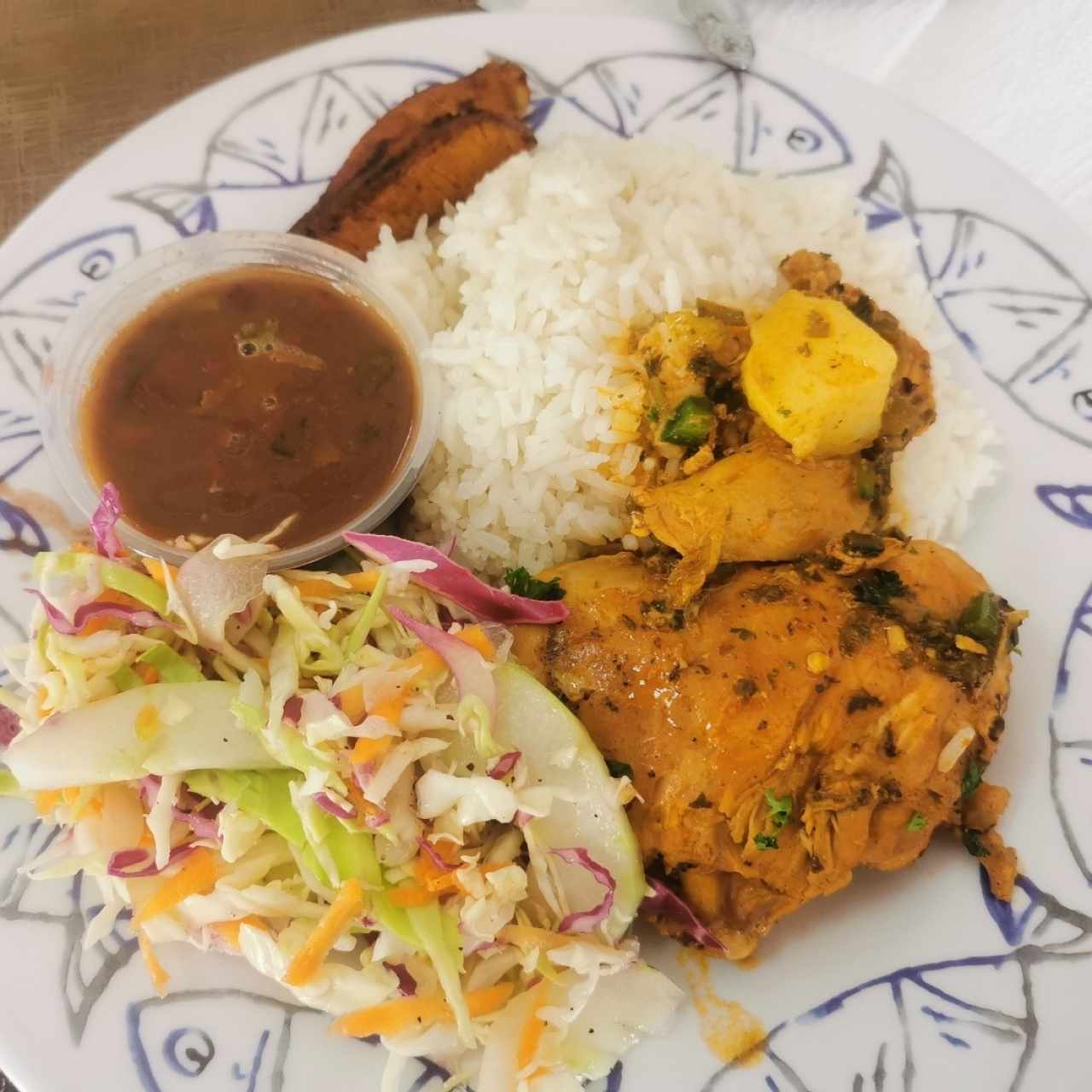 Gallina guisada con arroz, ensalada, frijoles y tajada 😋💯