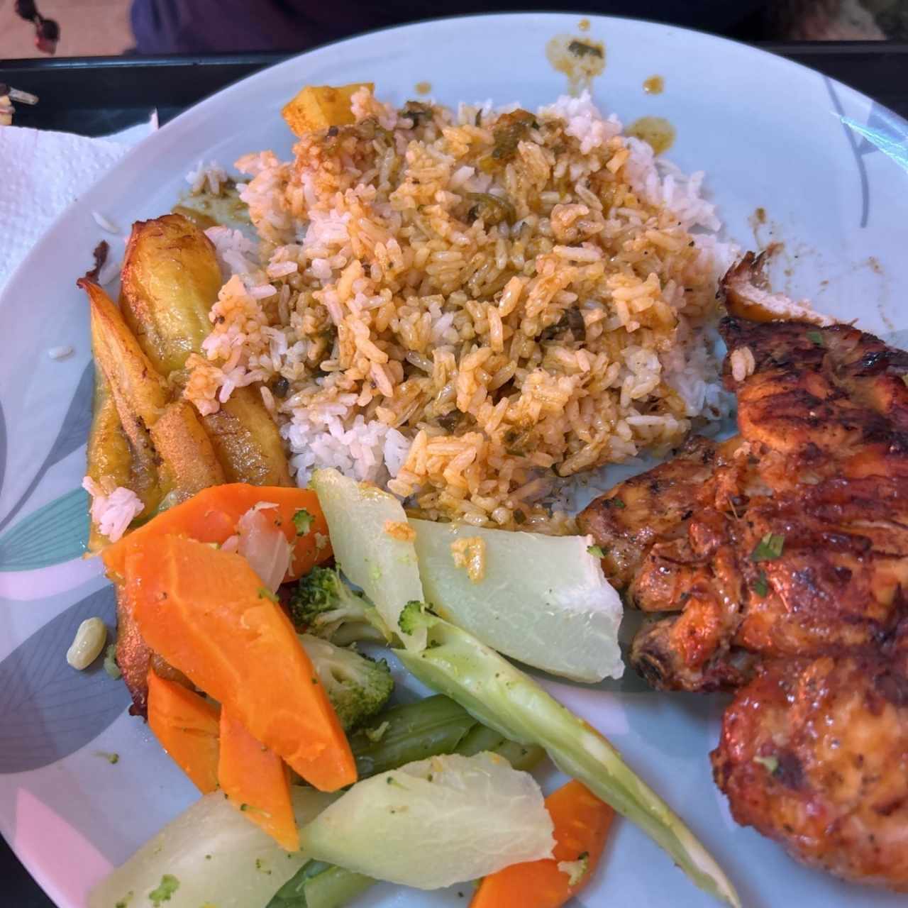 Comida pollo guisada