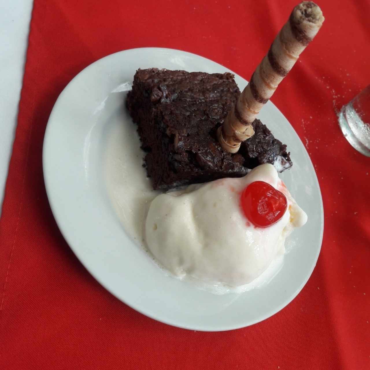Brownie con helado casero