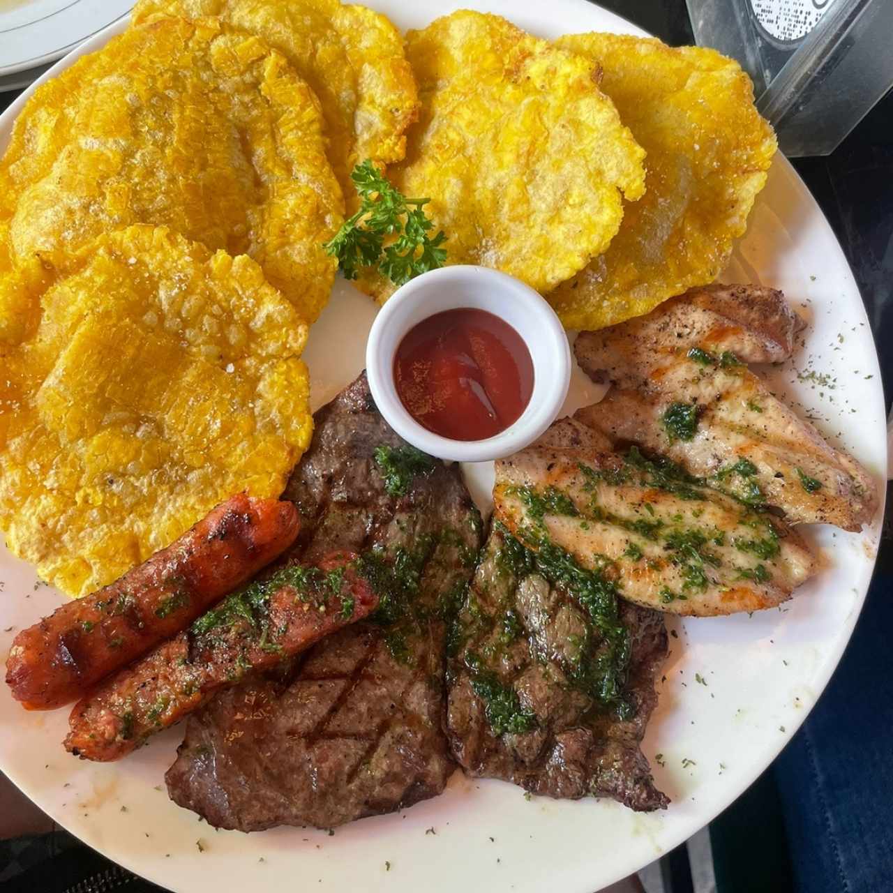 Parrillada mixta con patacones ( Chorizo, puerco, pollo)