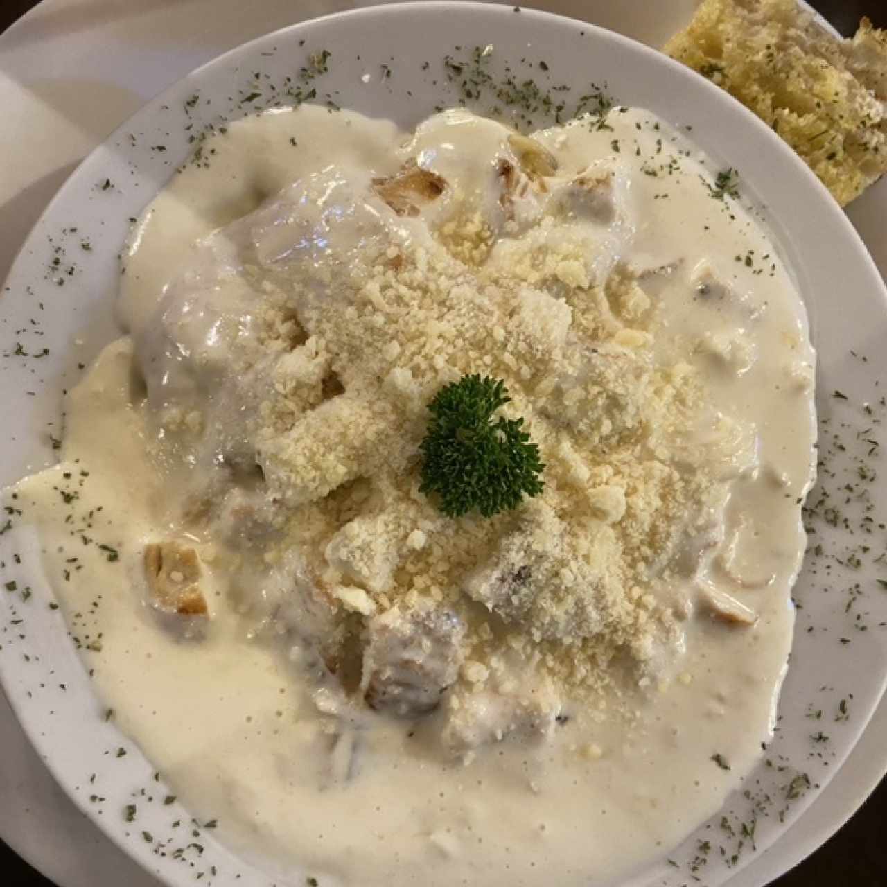 Pasta con pollo en salsa blanca