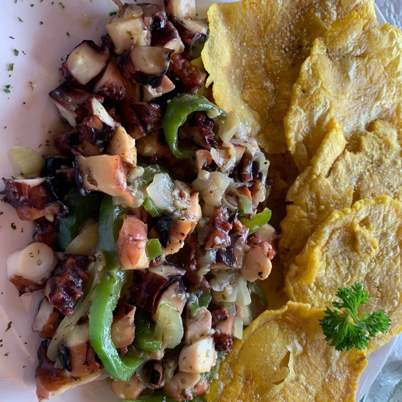 pulpo al ajillo con patacones 