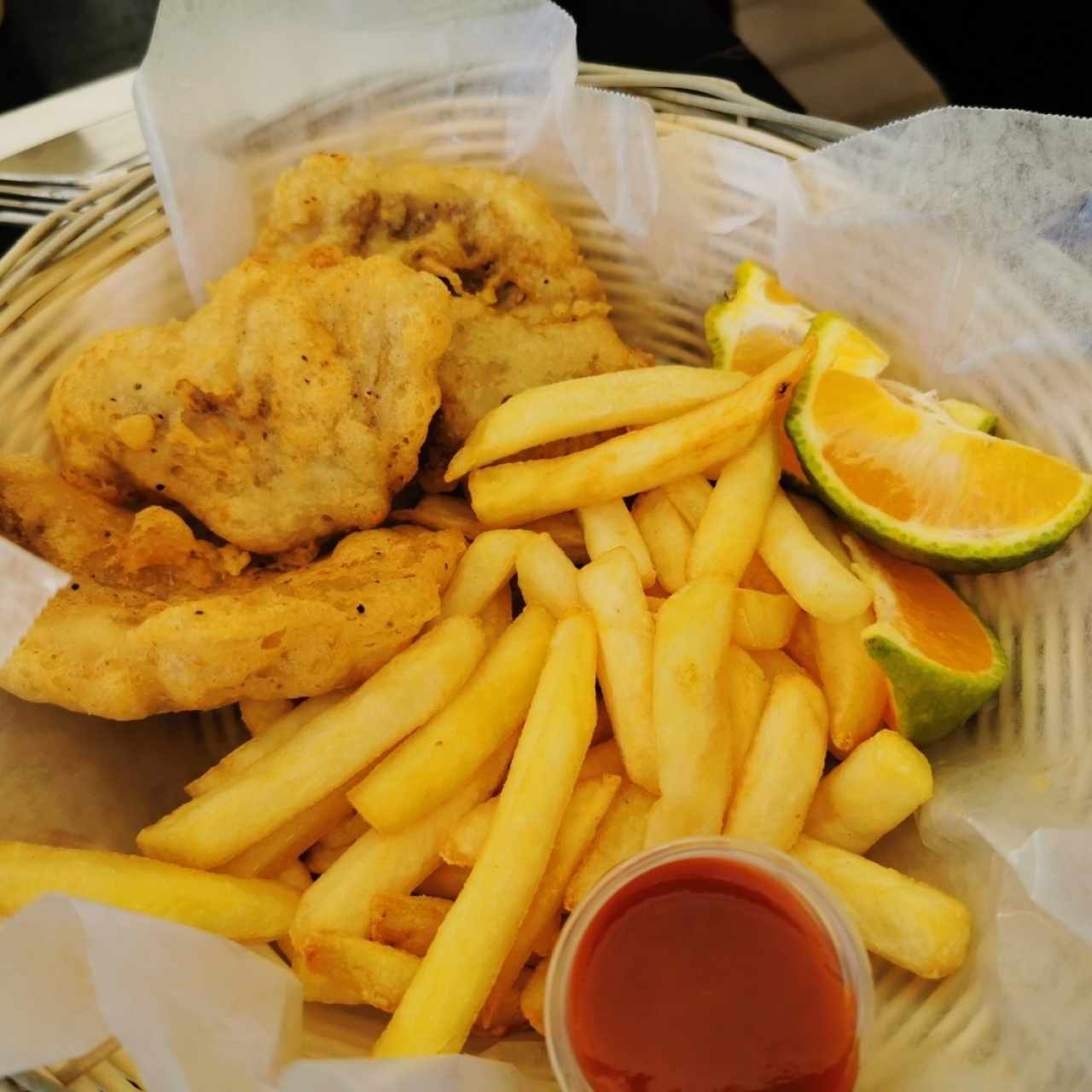 Filete de pescado con papas francesas 
