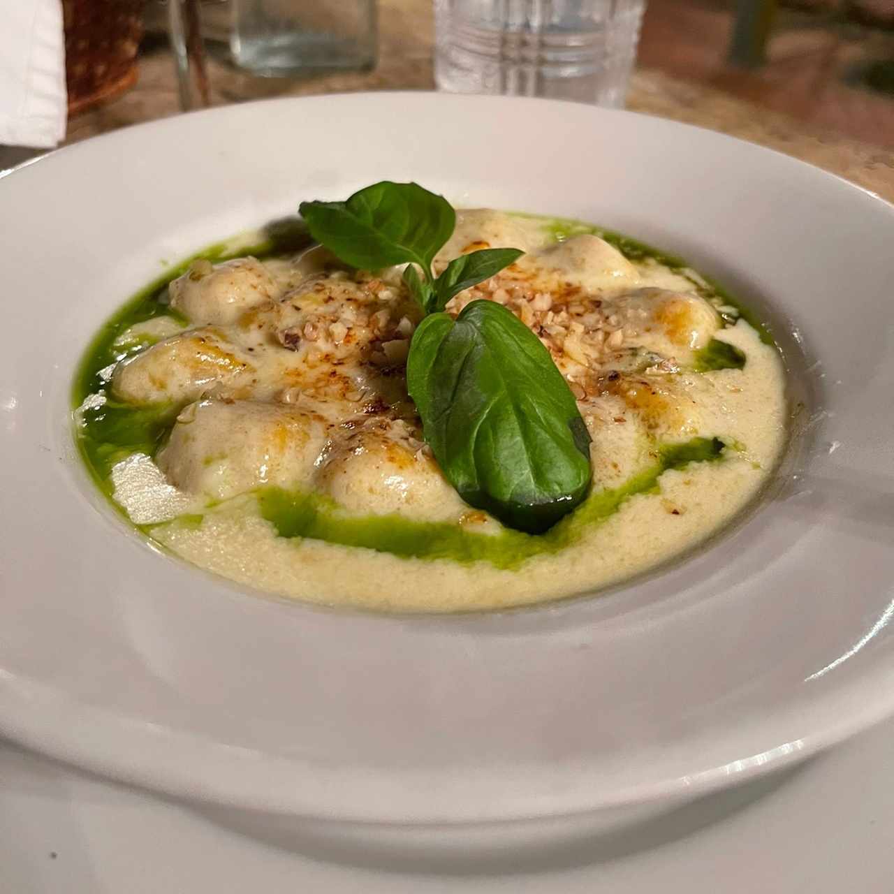 Ñoquis de zapallo con crema de queso de cabra , tomillo fresco y nueces molidas