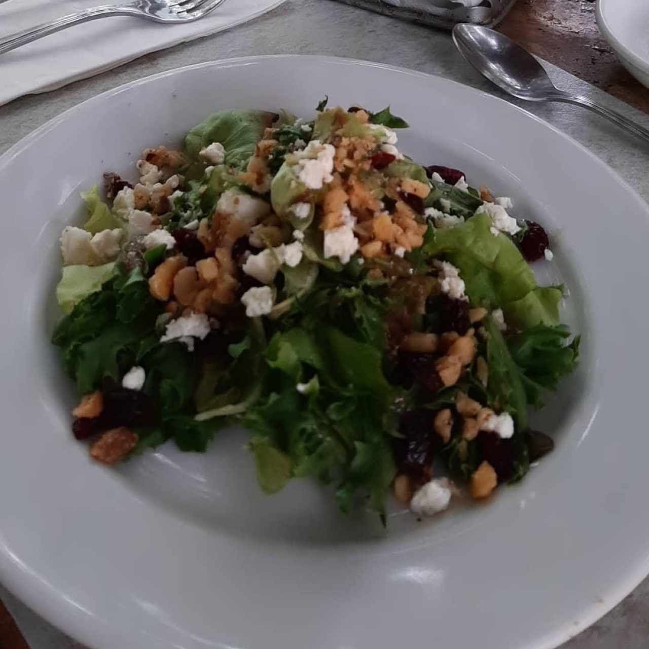 Ensalada de mesclun, arándanos, nueces y queso feta