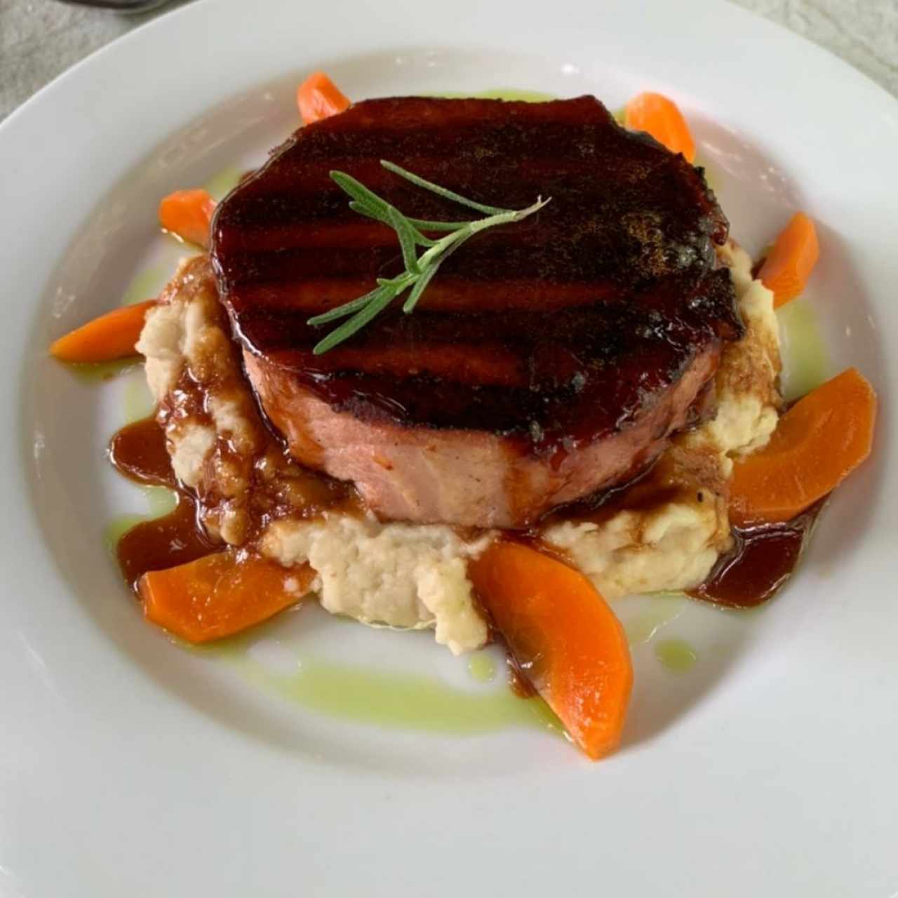 Chuleta de cerdo ahumada a la grilla con miel de caña dulce y puré de ñame