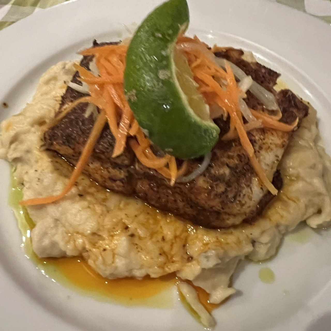 Corvina Blackened con pure de ñame y vegetales