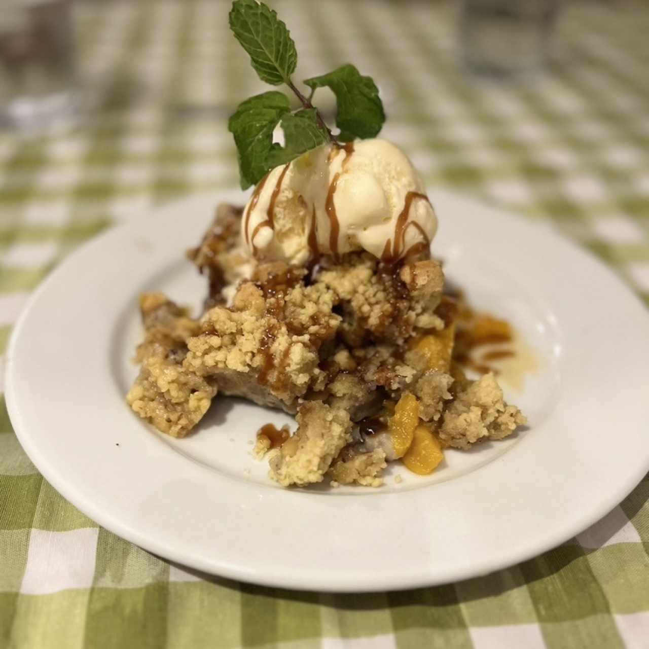 Dulce de manzana crocante, helado de vainilla y salsa de caramelo