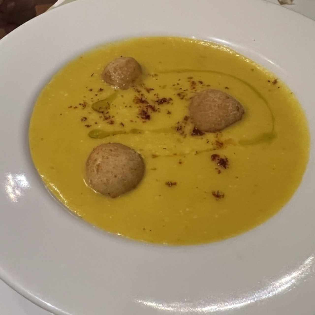 Crema de vegetales con croquetas de yuca rellenas de queso
