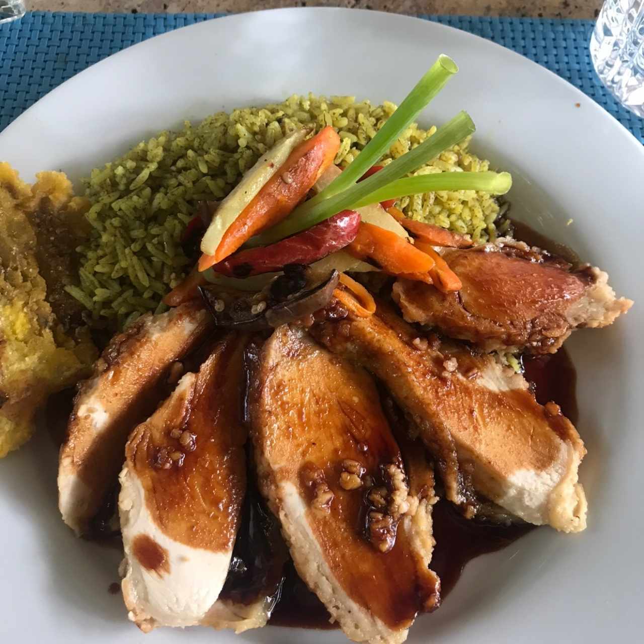 Pechuga de pollo con pepita de marañón, arroz verde y salsa de tamarindo