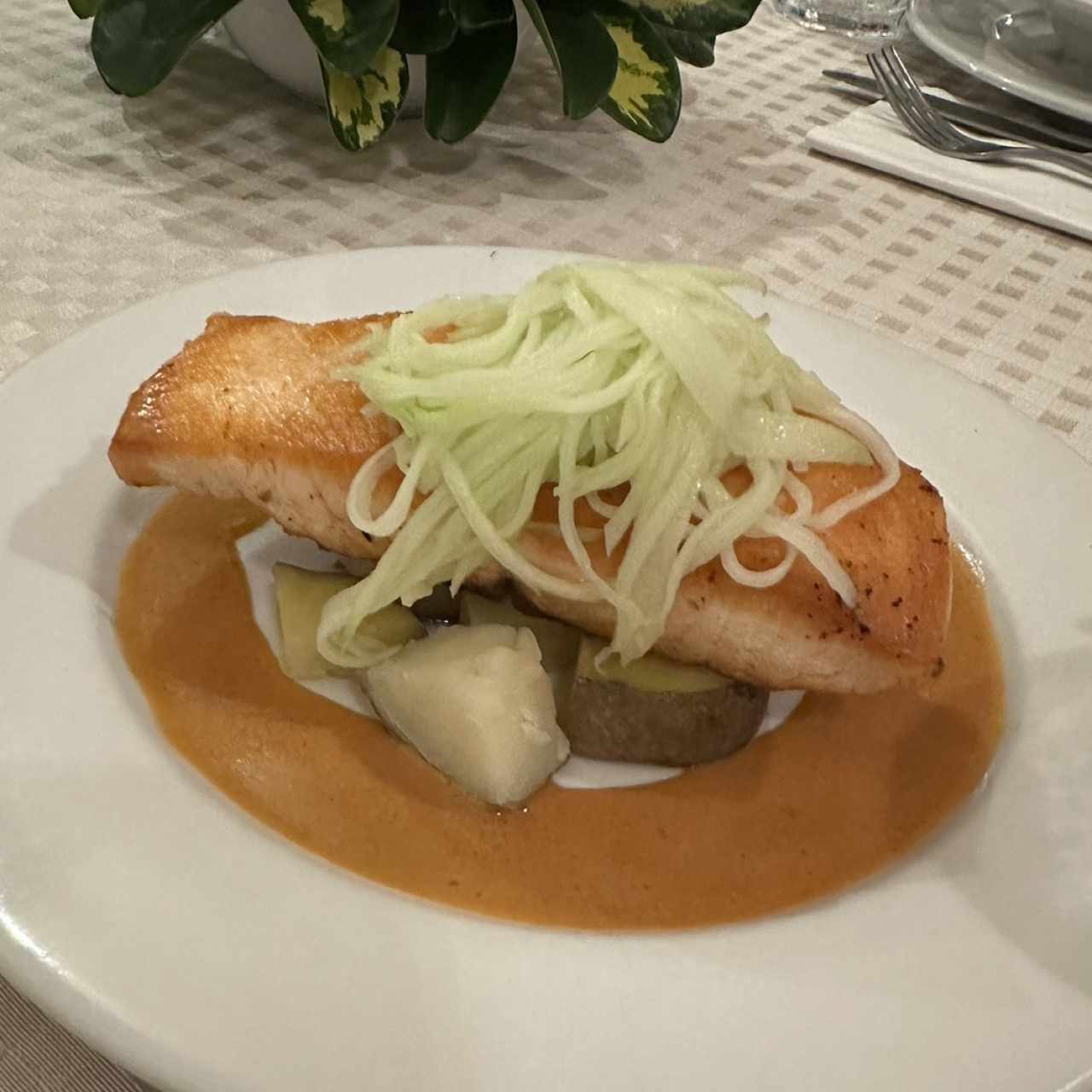 Salmón en mantequilla de soya, zanahoria y puerro