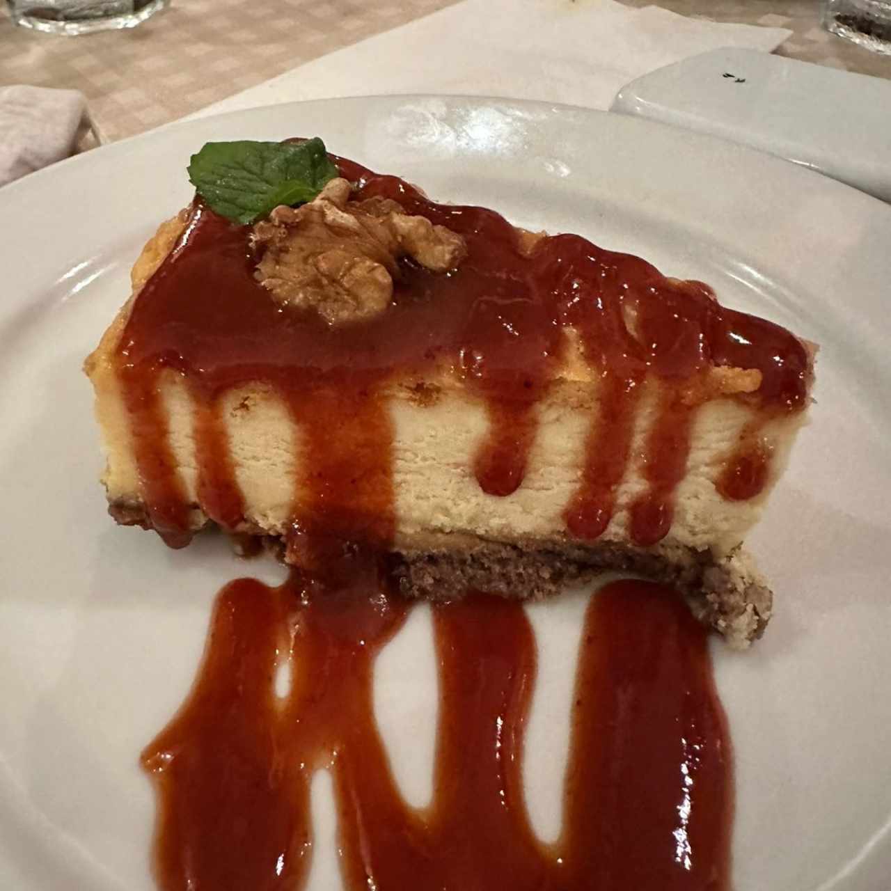 Cheesecake en costra depecanas y Salsa De guayaba
