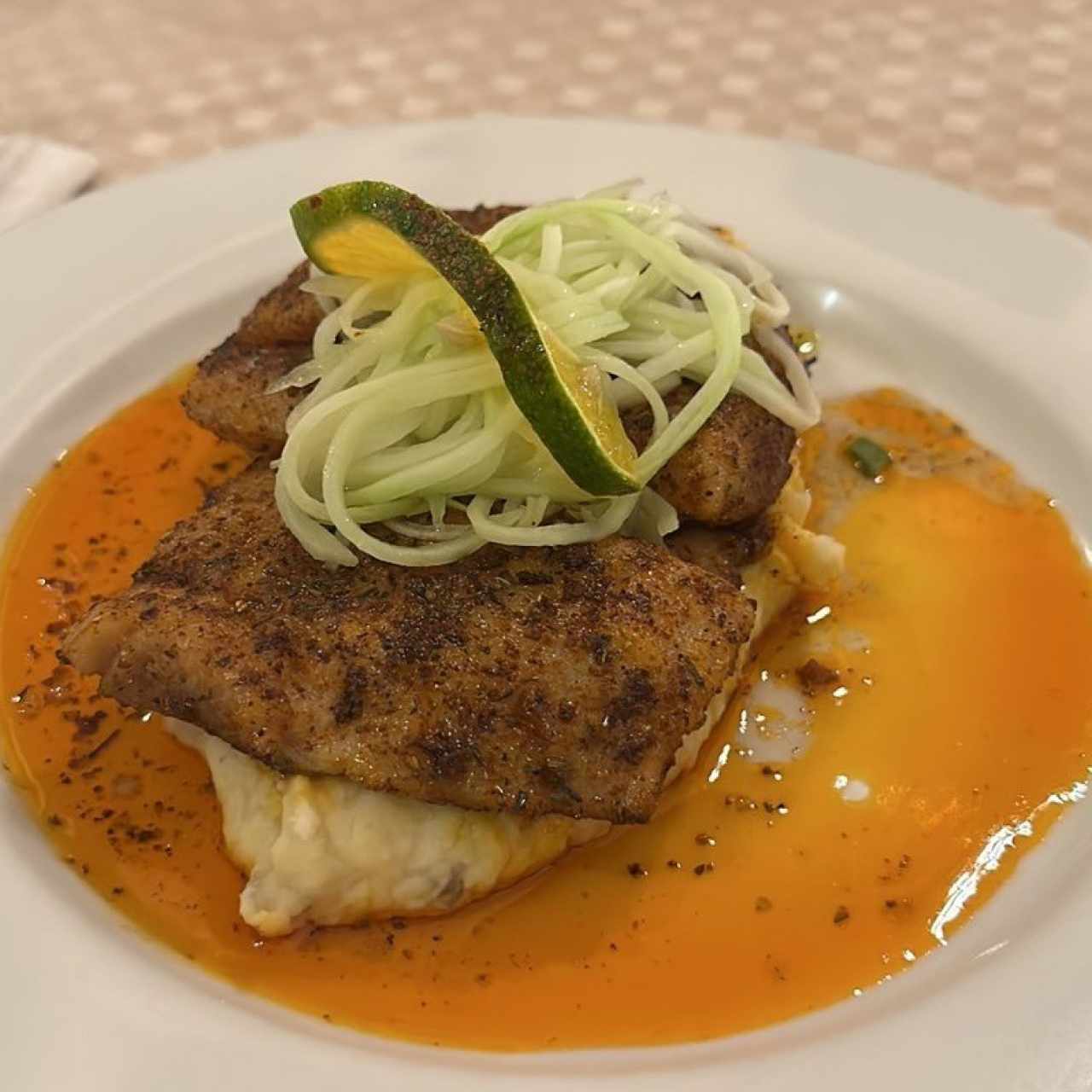 Corvina Blackened con pure de ñame y vegetales